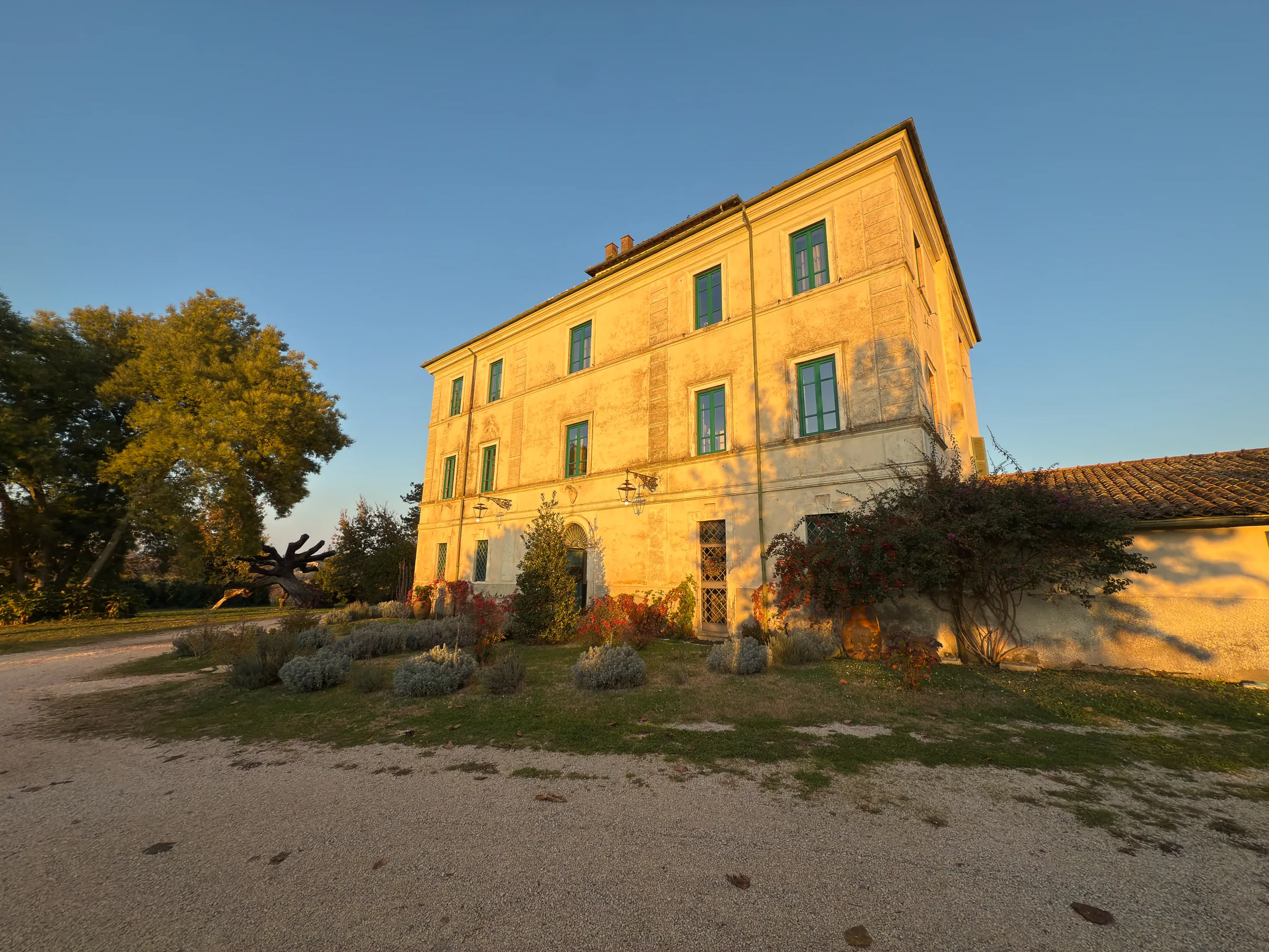 La facciata del casale al tramonto