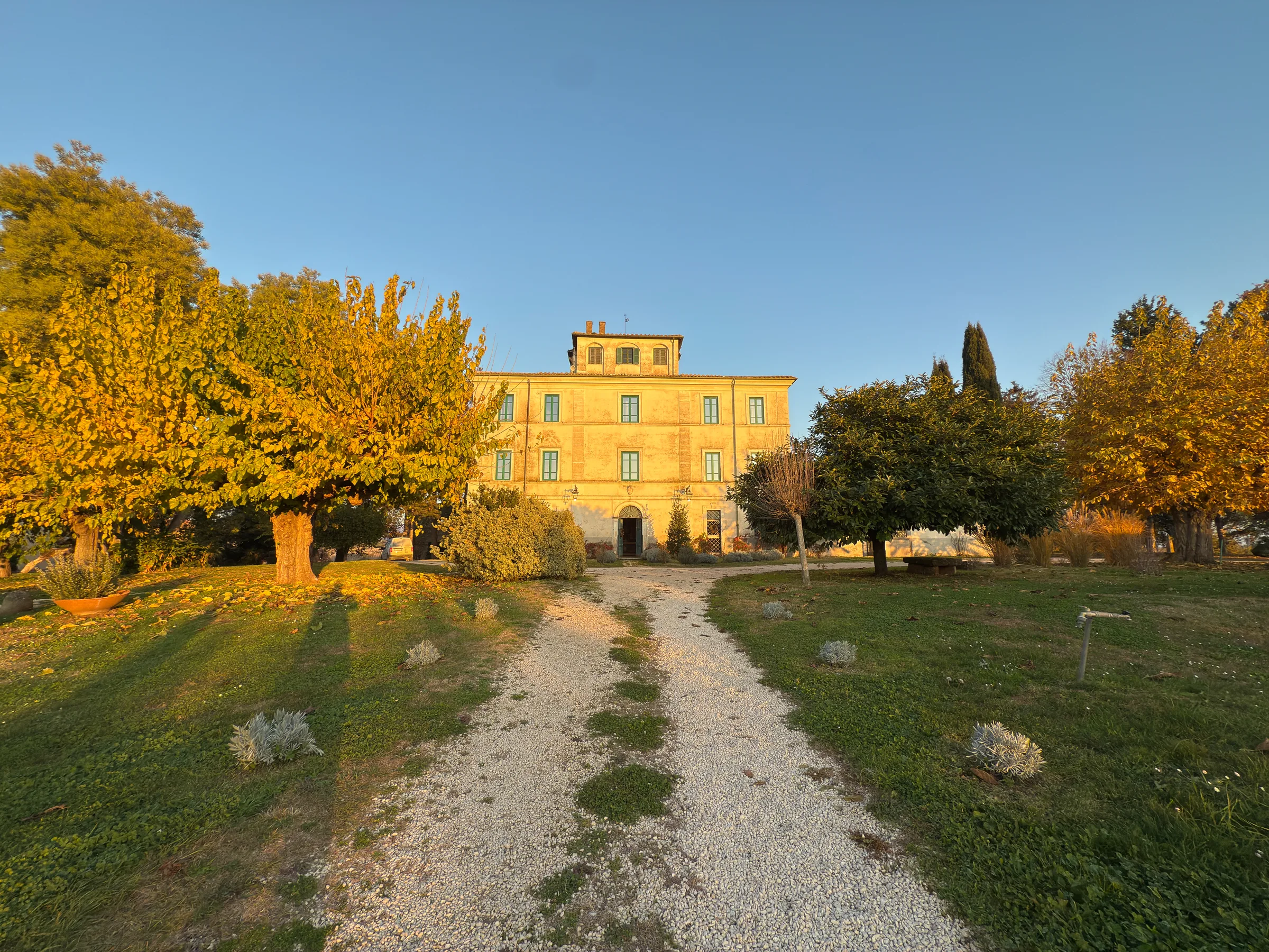 Il prato davanti alla villa