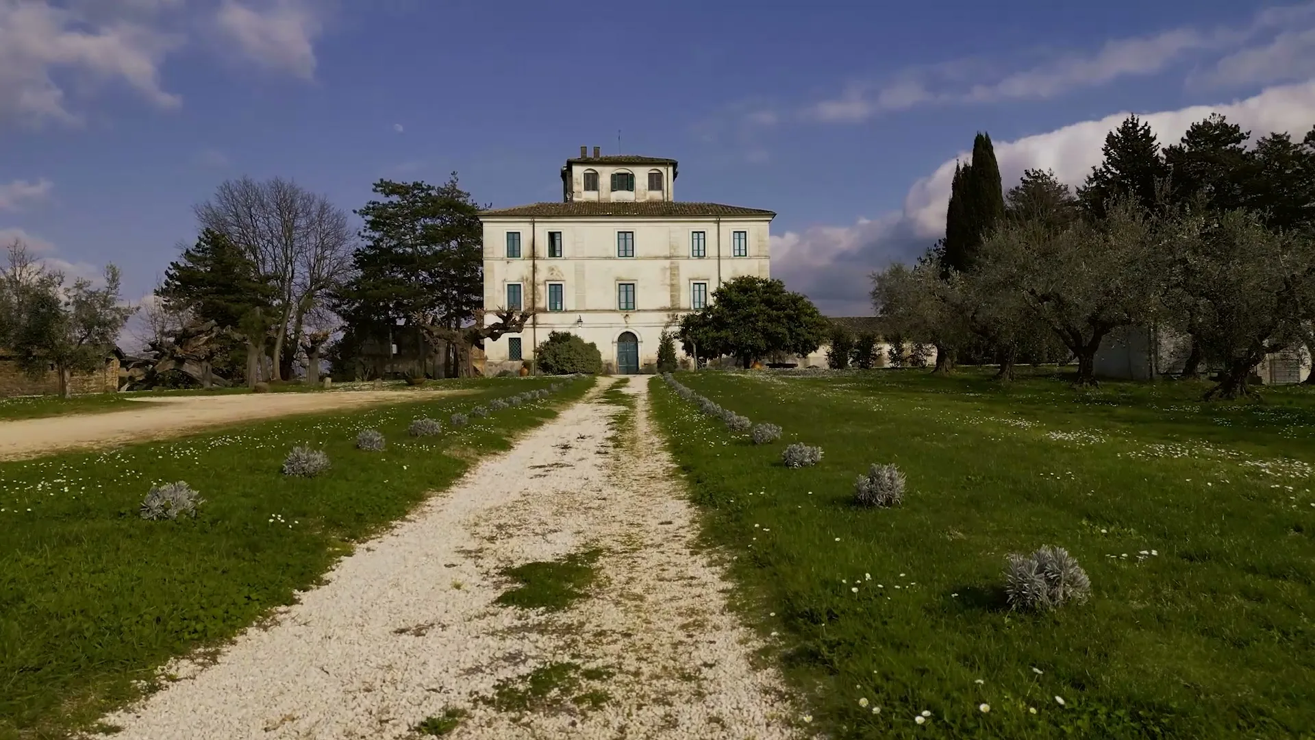 Il viale d’ingresso alla villa